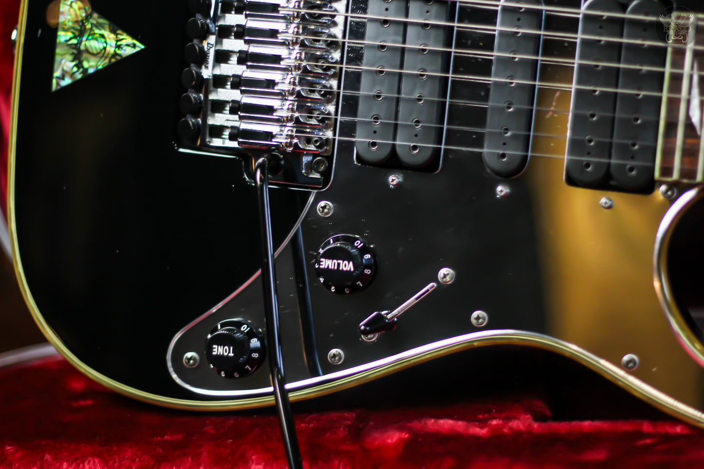 2005 IBANEZ PRESTIGE UNIVERSE UV777P STEVE VAI SIGNATURE GUITAR w IBANEZ PRESTIGE OHSC MADE IN JAPAN (MINT)