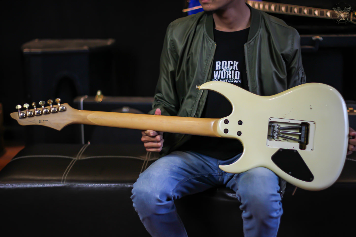 1999 WASHBURN CS-780 CHICAGO SERIES PEARL WHITE w WASHBURN ORIGINAL HARDCASE MADE IN KOREA (USED)