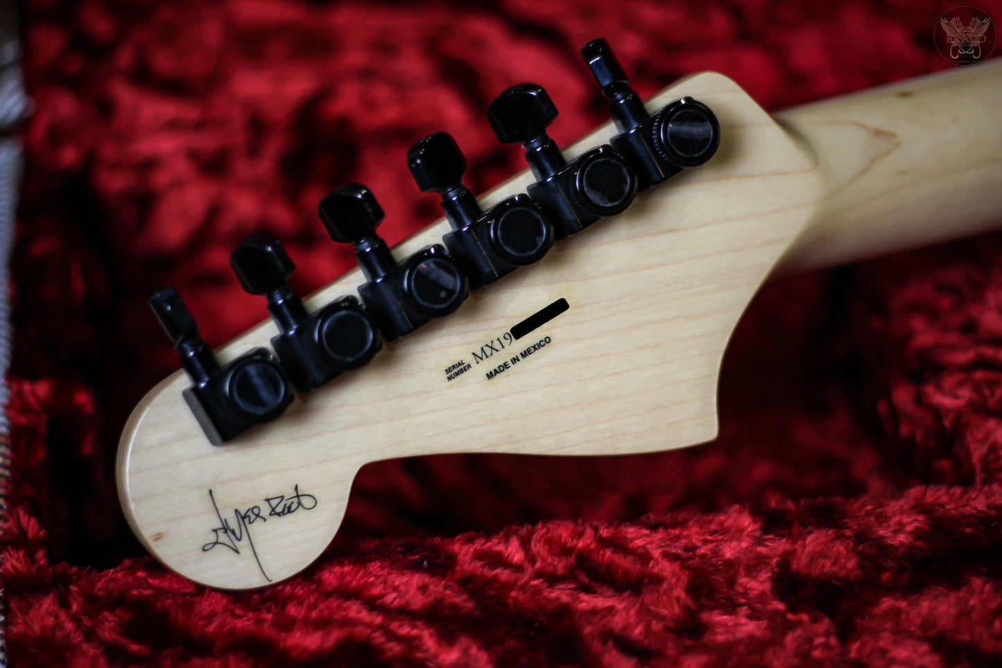 2019 FENDER JIM ROOT SIGNATURE JAZZMASTER V4 POLAR WHITE SATIN w FENDER BLACK TWEED HARDCASE (MINT)