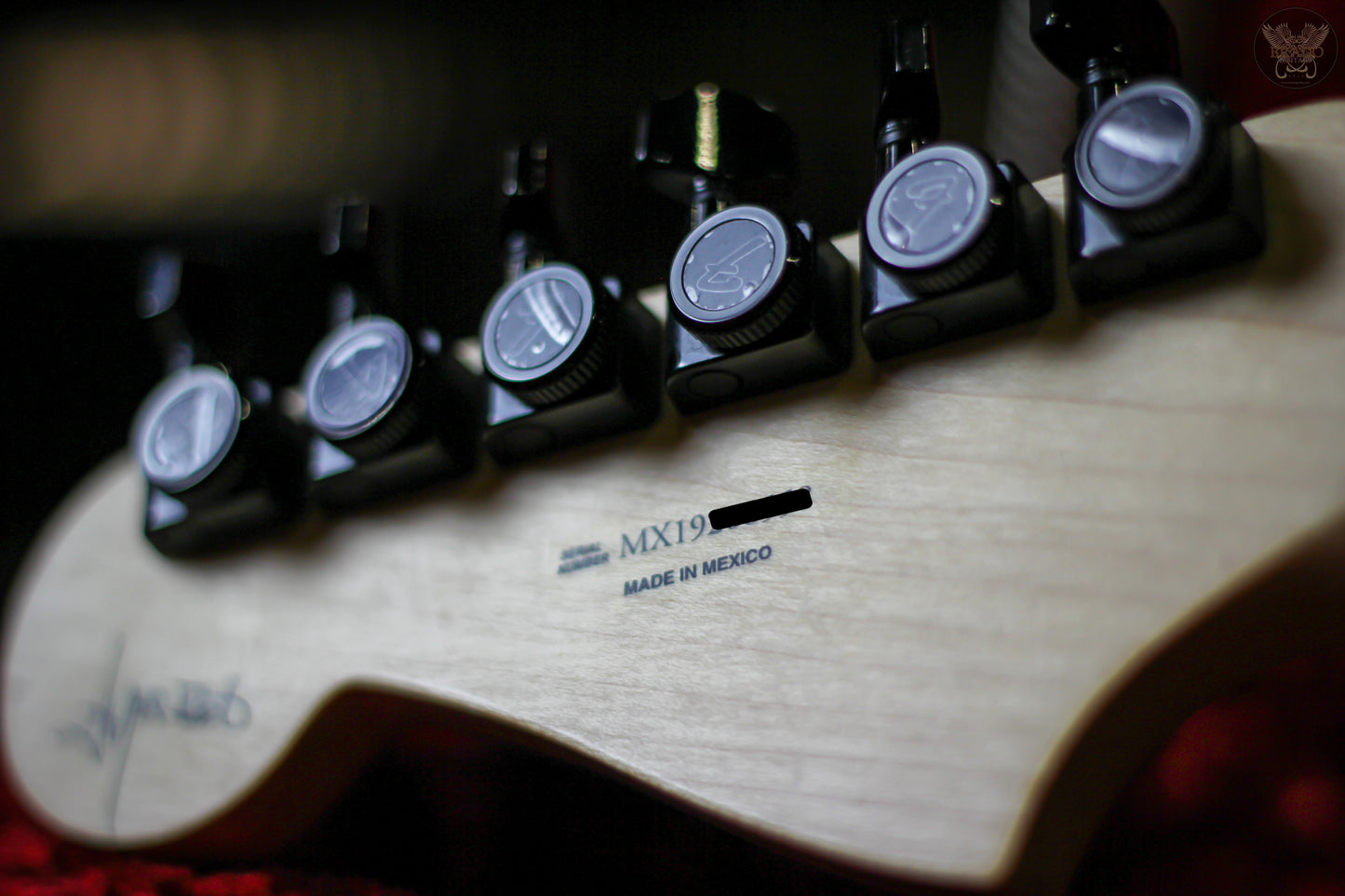 2019 FENDER JIM ROOT SIGNATURE JAZZMASTER V4 POLAR WHITE SATIN w FENDER BLACK TWEED HARDCASE (MINT)