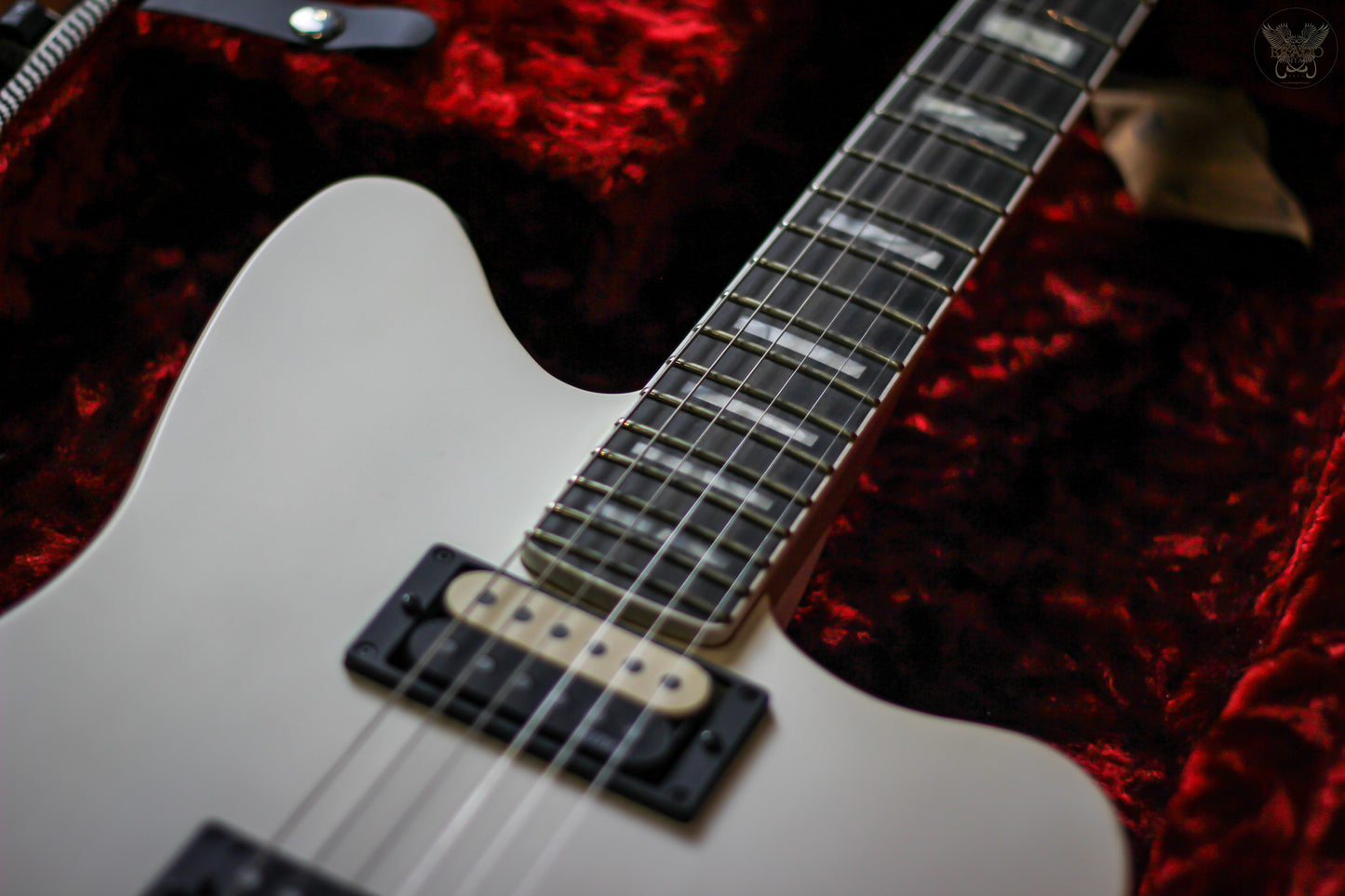 2019 FENDER JIM ROOT SIGNATURE JAZZMASTER V4 POLAR WHITE SATIN w FENDER BLACK TWEED HARDCASE (MINT)