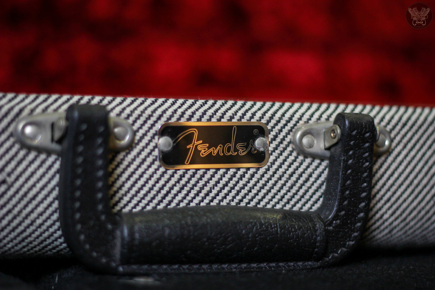 2019 FENDER JIM ROOT SIGNATURE JAZZMASTER V4 POLAR WHITE SATIN w FENDER BLACK TWEED HARDCASE (MINT)