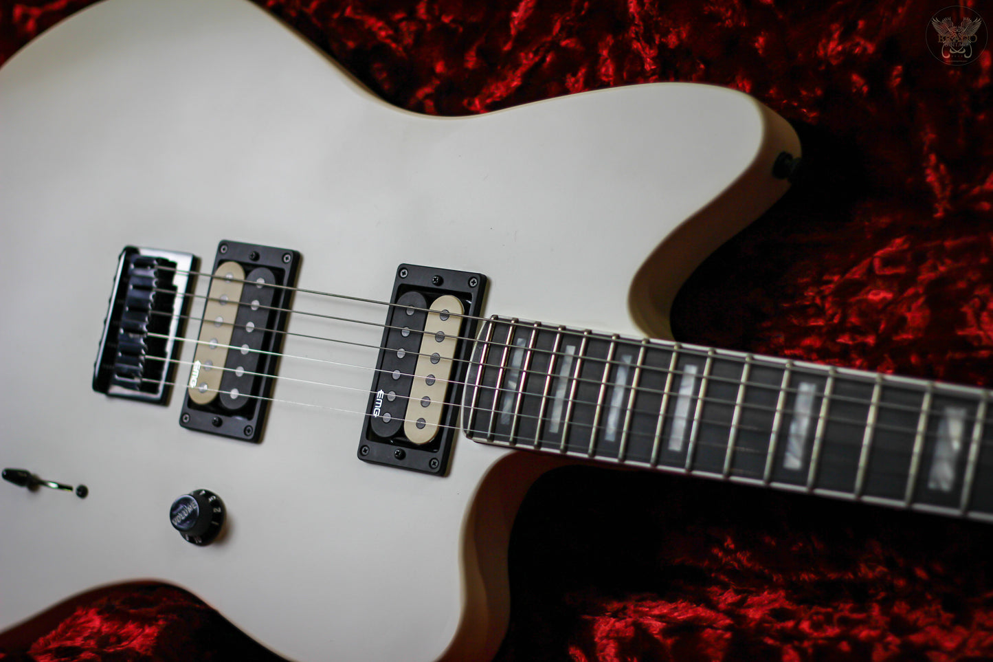 2019 FENDER JIM ROOT SIGNATURE JAZZMASTER V4 POLAR WHITE SATIN w FENDER BLACK TWEED HARDCASE (MINT)