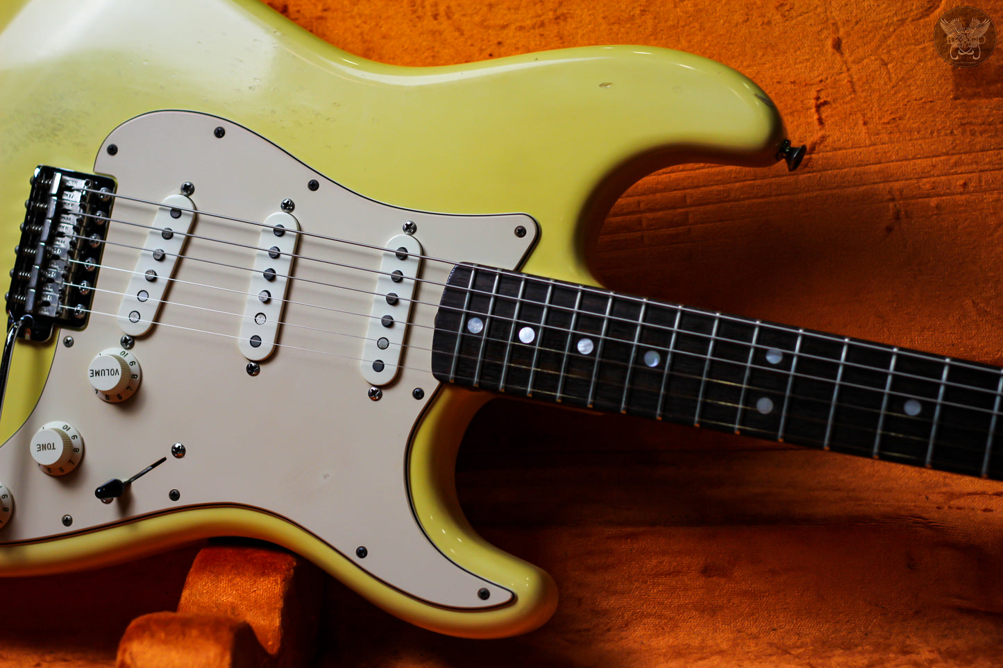 FENDER CUSTOM SHOP 1967 STRATOCASTER NOS LIGHT RELIC VINTAGE WHITE w FENDER G&G BLACK HARDCASE MADE IN USA (MINT)