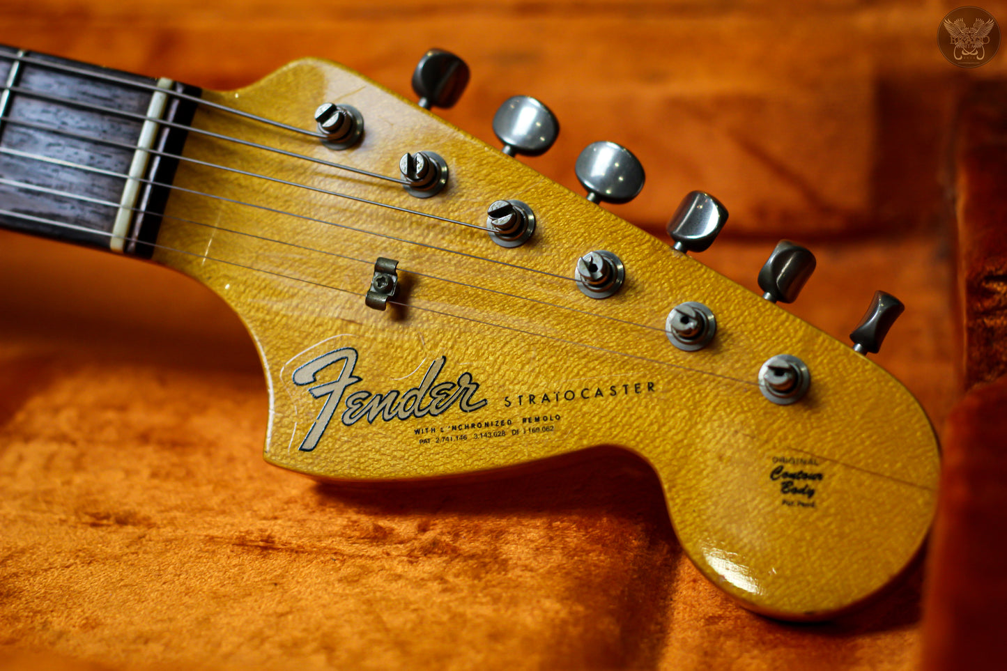 FENDER CUSTOM SHOP 1967 STRATOCASTER NOS LIGHT RELIC VINTAGE WHITE w FENDER G&G BLACK HARDCASE MADE IN USA (MINT)