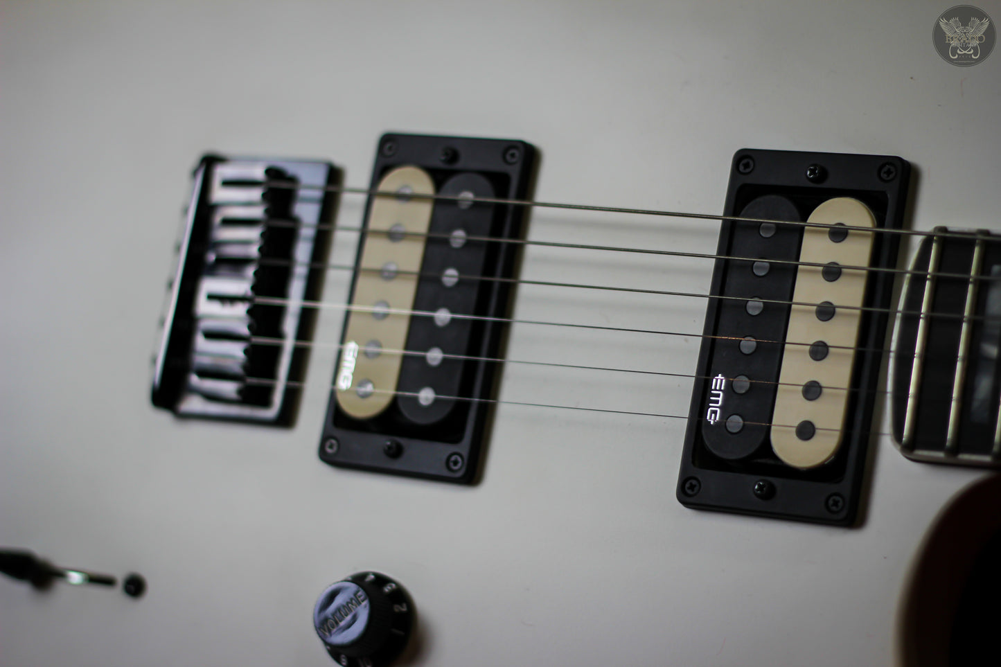 2019 FENDER JIM ROOT SIGNATURE JAZZMASTER V4 POLAR WHITE SATIN w FENDER BLACK TWEED HARDCASE (MINT)