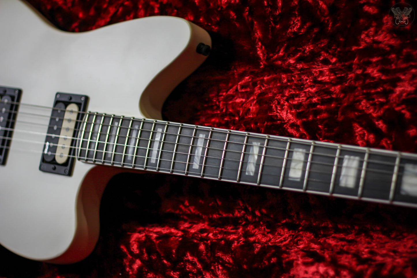 2019 FENDER JIM ROOT SIGNATURE JAZZMASTER V4 POLAR WHITE SATIN w FENDER BLACK TWEED HARDCASE (MINT)