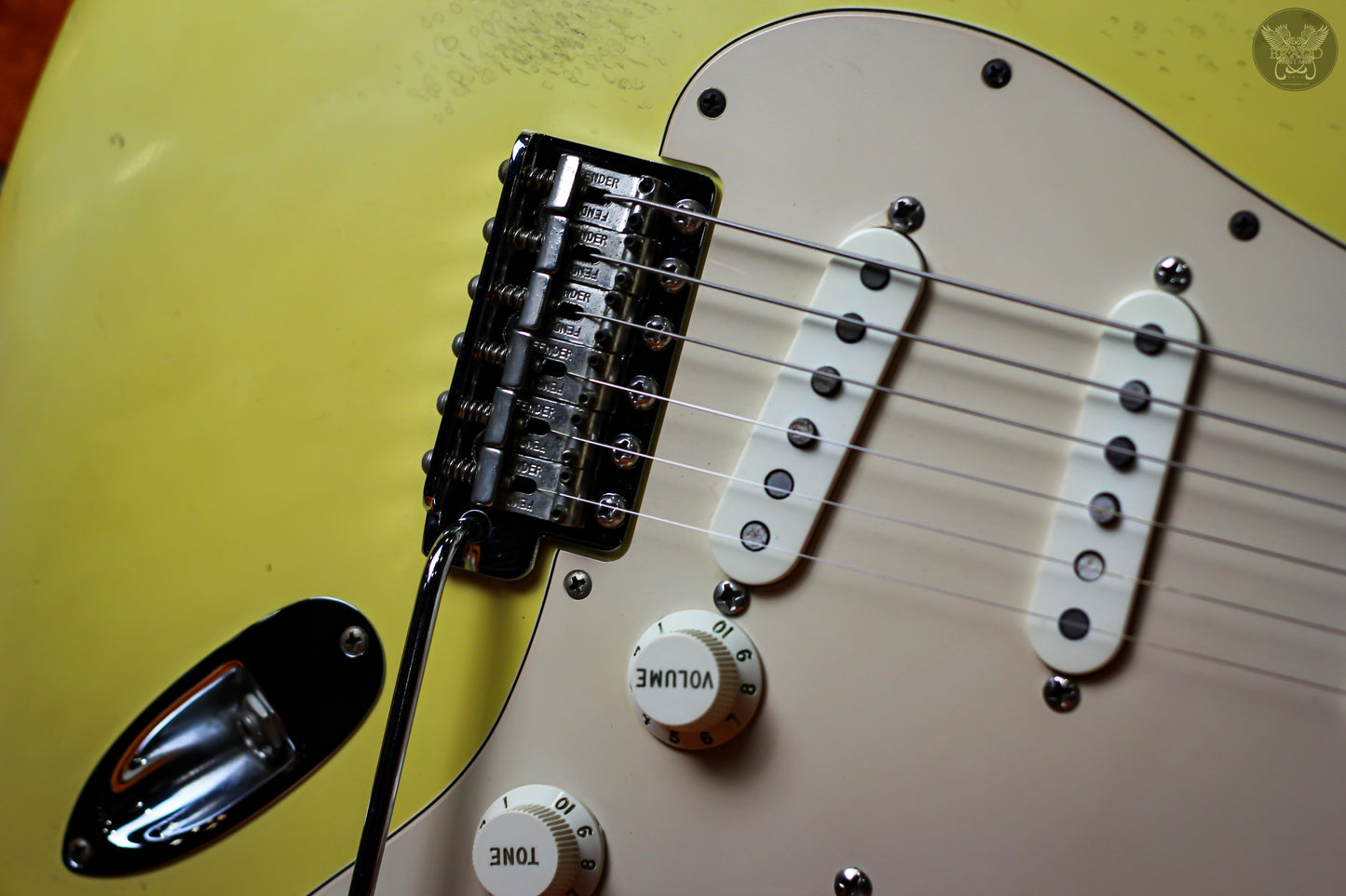 FENDER CUSTOM SHOP 1967 STRATOCASTER NOS LIGHT RELIC VINTAGE WHITE w FENDER G&G BLACK HARDCASE MADE IN USA (MINT)