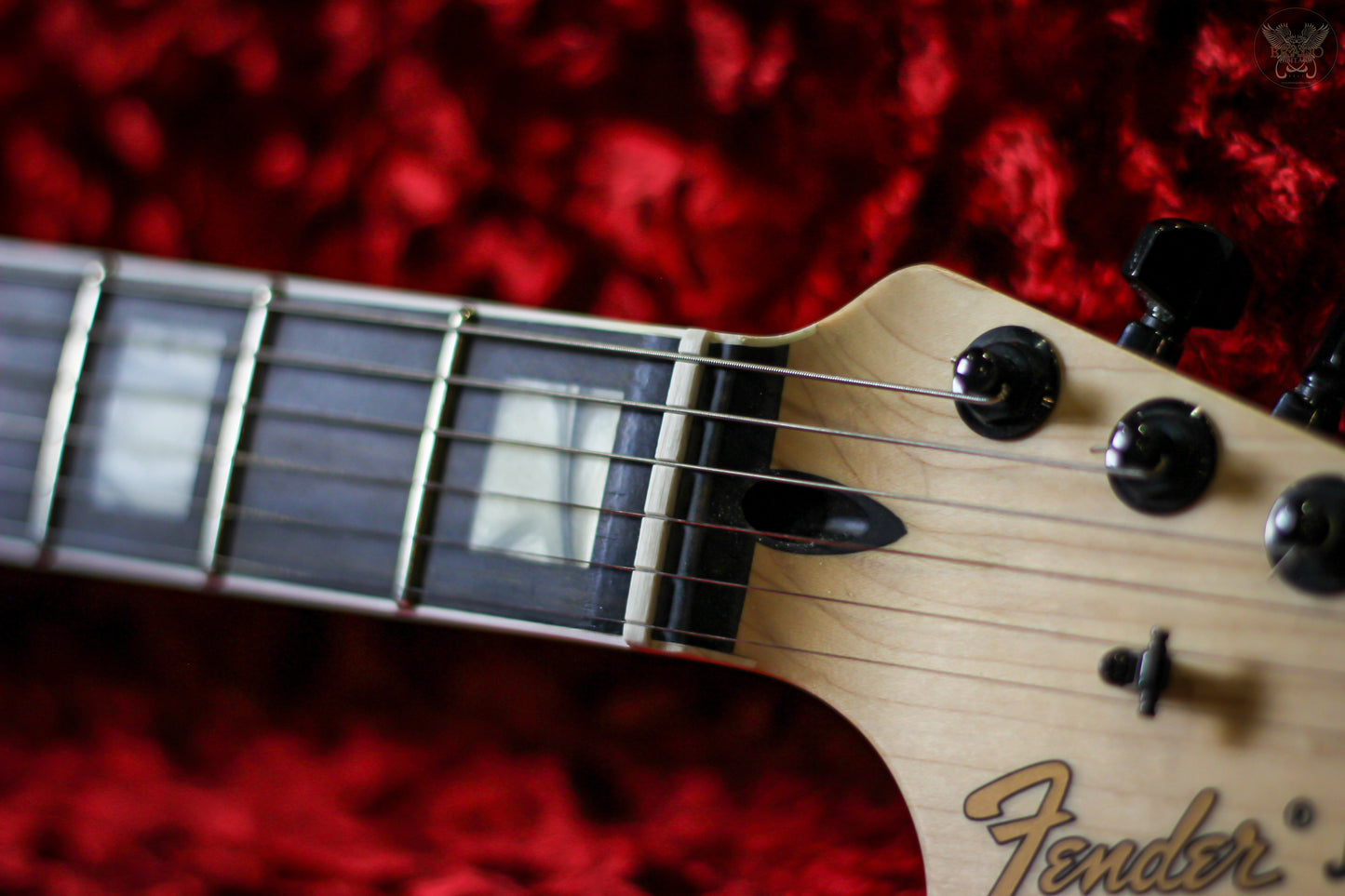 2019 FENDER JIM ROOT SIGNATURE JAZZMASTER V4 POLAR WHITE SATIN w FENDER BLACK TWEED HARDCASE (MINT)