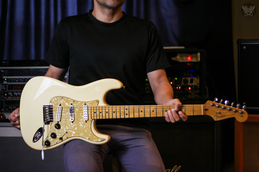 2008 FENDER AMERICAN STANDARD STRATOCASTER OLYMPIC WHITE MADE IN USA (USED)