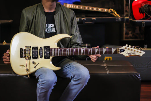 1999 WASHBURN CS-780 CHICAGO SERIES PEARL WHITE w WASHBURN ORIGINAL HARDCASE MADE IN KOREA (USED)