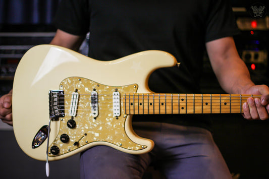 2008 FENDER AMERICAN STANDARD STRATOCASTER OLYMPIC WHITE MADE IN USA (USED)