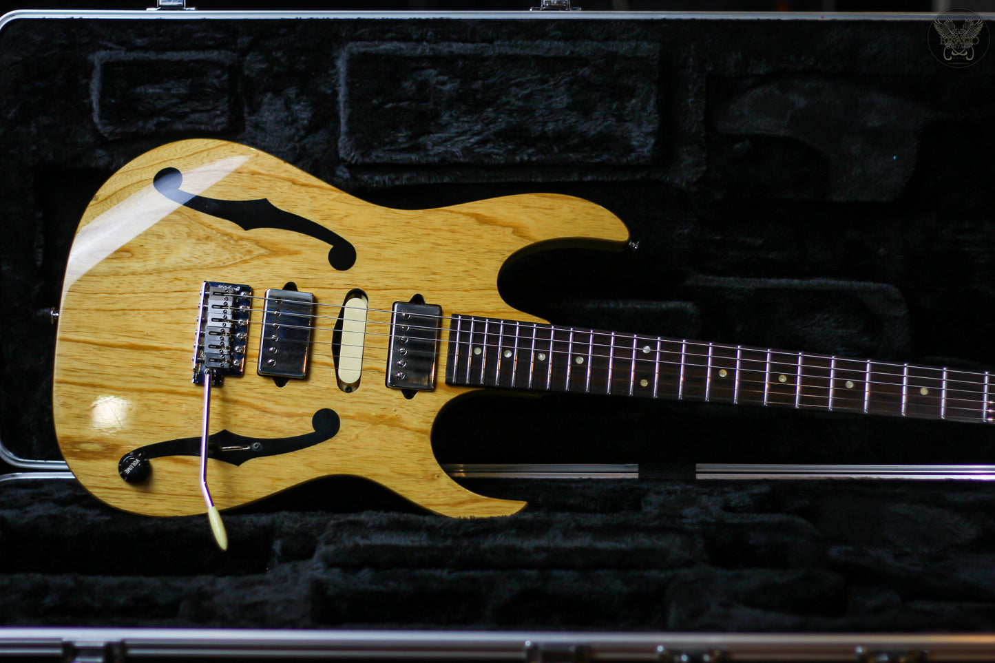 IBANEZ PREMIUM PGM80P-NT PAUL GILBERT SIGNATURE GUITAR W IBANEZ PREMIUM C/F HCASE MADE IN INDONESIA (USED)