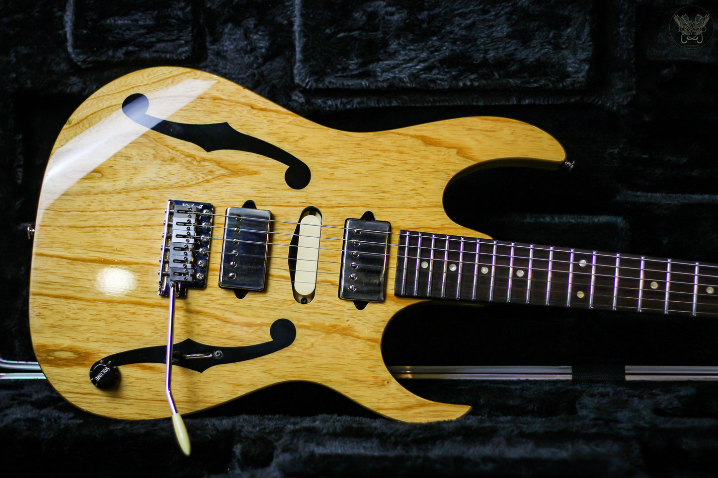 IBANEZ PREMIUM PGM80P-NT PAUL GILBERT SIGNATURE GUITAR W IBANEZ PREMIUM C/F HCASE MADE IN INDONESIA (USED)