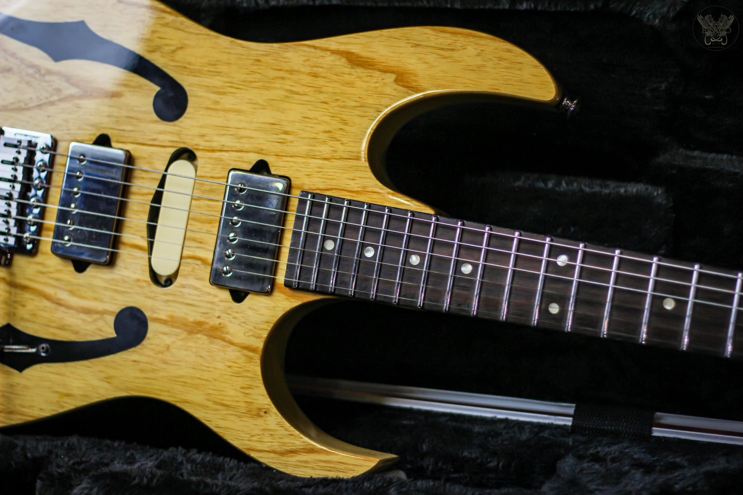 IBANEZ PREMIUM PGM80P-NT PAUL GILBERT SIGNATURE GUITAR W IBANEZ PREMIUM C/F HCASE MADE IN INDONESIA (USED)