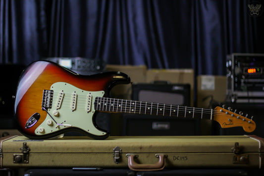 2008 FENDER AMERICAN VINTAGE '62 REISSUE (AVRI) STRATOCASTER 3 COLOR SUNBURST MADE IN USA (USED)
