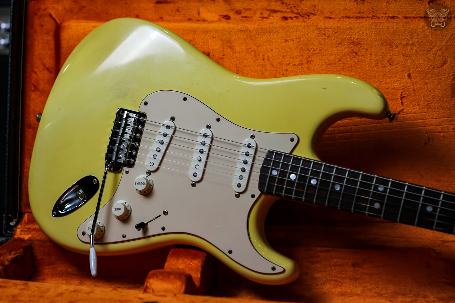 FENDER CUSTOM SHOP 1967 STRATOCASTER NOS LIGHT RELIC VINTAGE WHITE w FENDER G&G BLACK HARDCASE MADE IN USA (MINT)